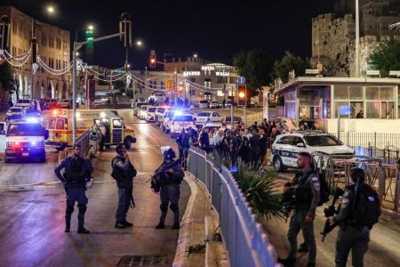 القدس : اصابة خطيرة لشاب فلسطيني بزعم تنفيذ عملة طعن